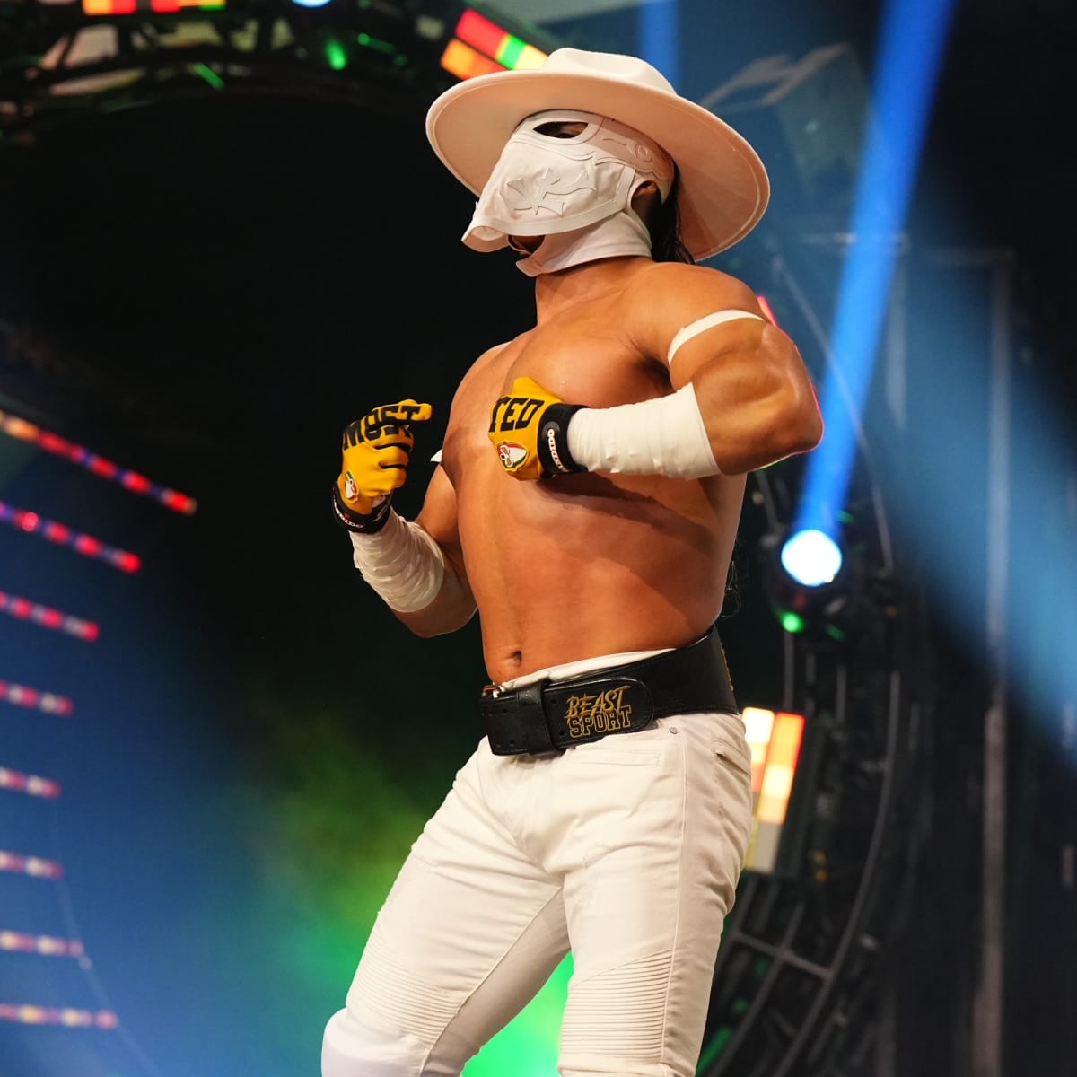 Daily Update: Bandido, SmackDown, WWE trading card record set