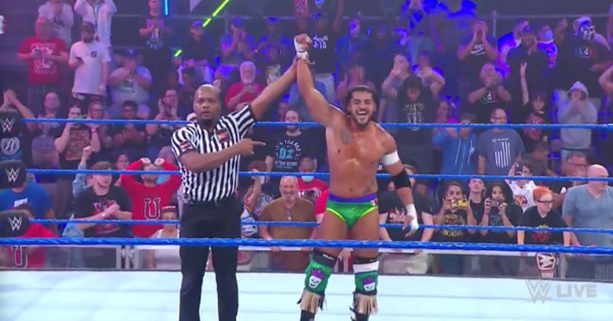 Santos Escobar advances to Stand & Deliver ladder match on WWE NXT