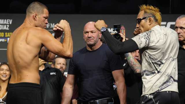 Nate Diaz submits Tony Ferguson at UFC 279