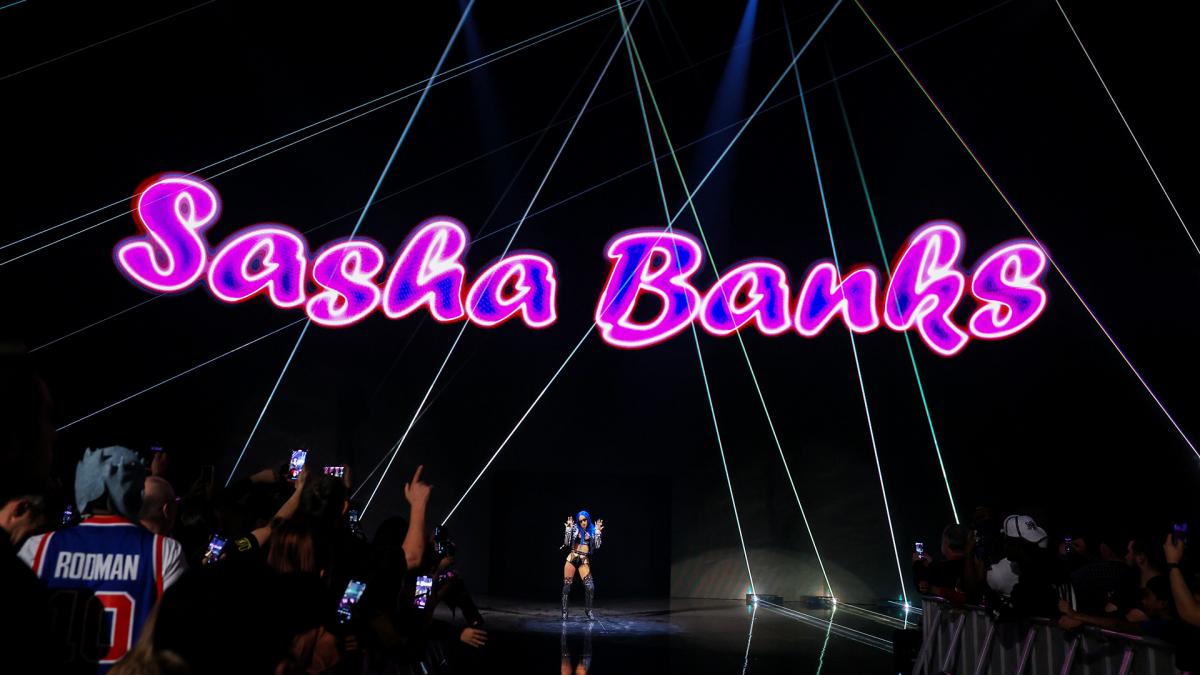 Sasha Banks returns to WWE SmackDown, declares for Royal Rumble