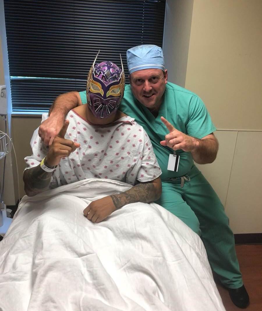 Sin Cara undergoes surgery to remove scar tissue in knee