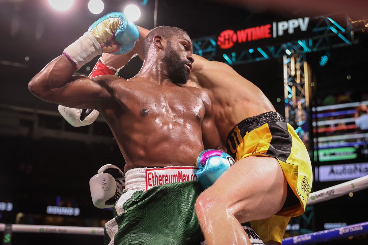 Floyd Mayweather, Logan Paul go the distance in exhibition boxing match