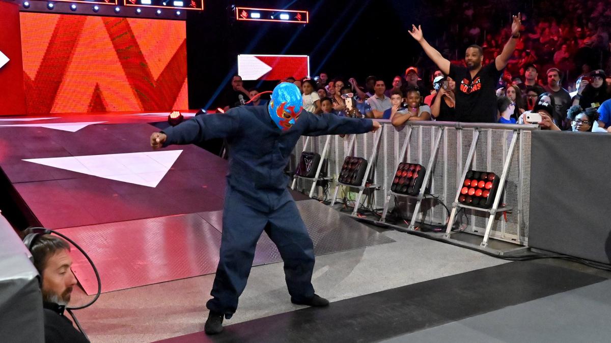 WWE Raw video highlights: Roman Reigns teams with Cedric Alexander