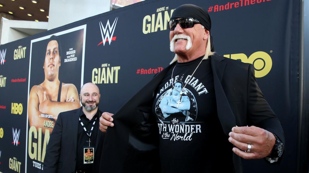 Hulk Hogan meets with WWE roster backstage at Extreme Rules