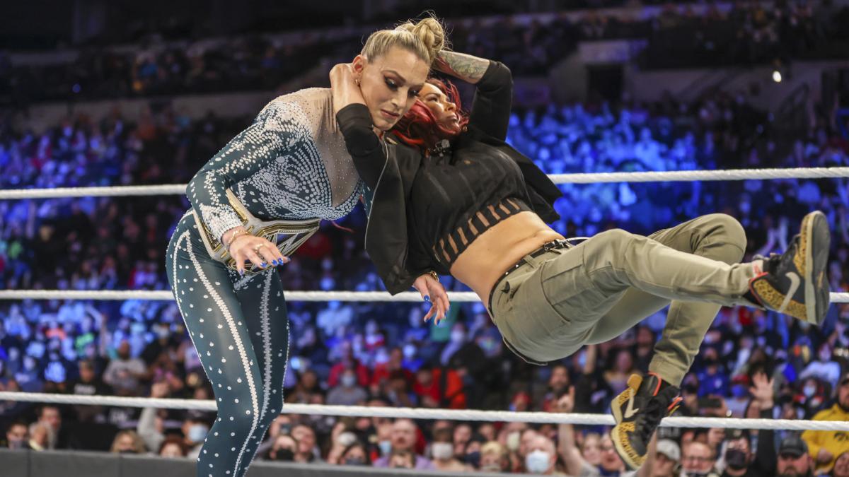 WWE SmackDown video highlights: Lita returns, Reigns & Rollins face-to-face