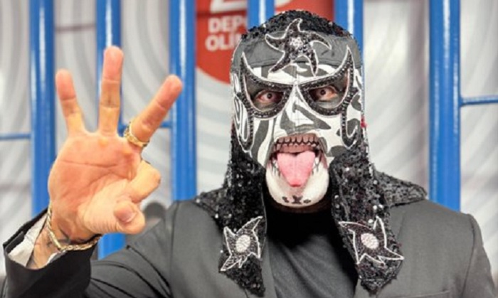Penta El Zero Miedo makes surprise appearance at AAA TV tapings