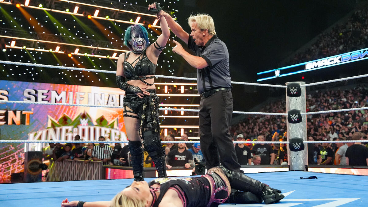 Two wrestlers advance to WWE King and Queen of the Ring finals