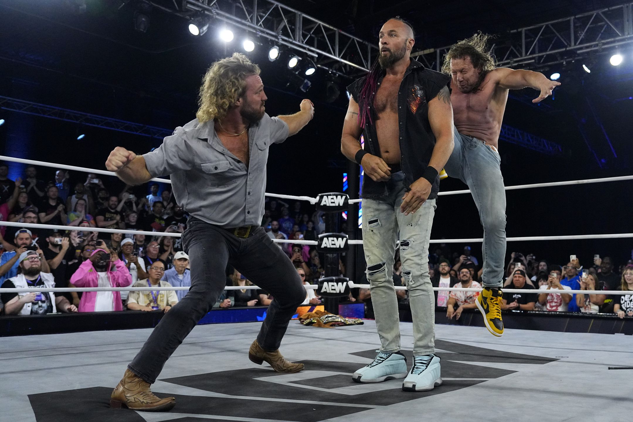 WOL: AEW Dynamite, Hogan lawsuit, All Out vs. WWE