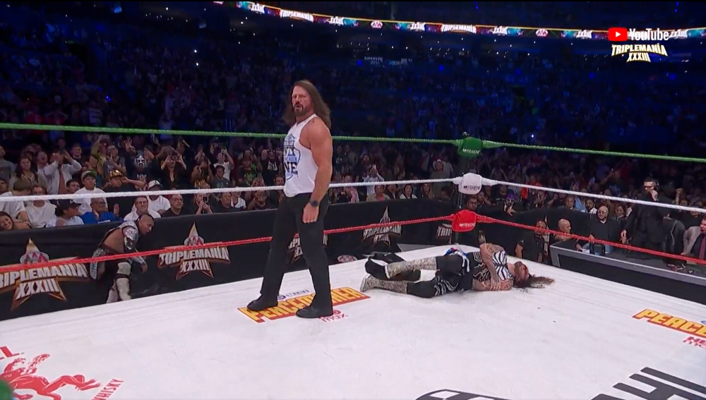 WWE star makes surprise appearance during AAA Triplemania XXXIII main event