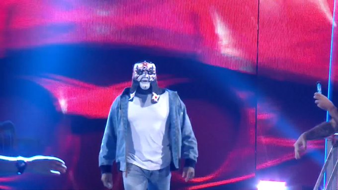 Penta returns on WWE Raw, helps Rey Mysterio