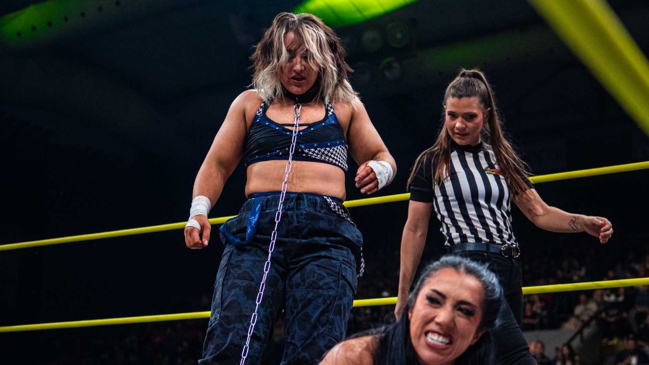 Dani Luna-Indi Hartwell dog collar match