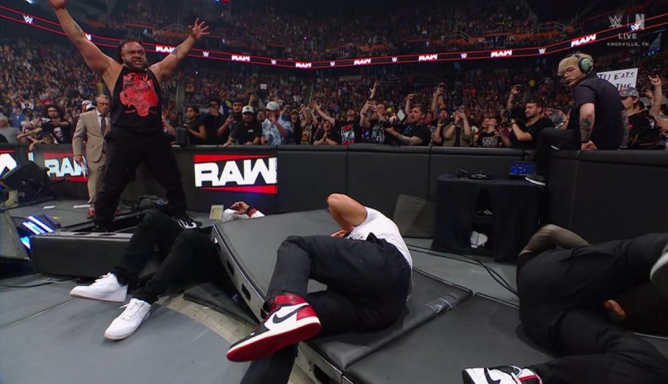 Jacob Fatu decimates Roman Reigns on WWE Raw